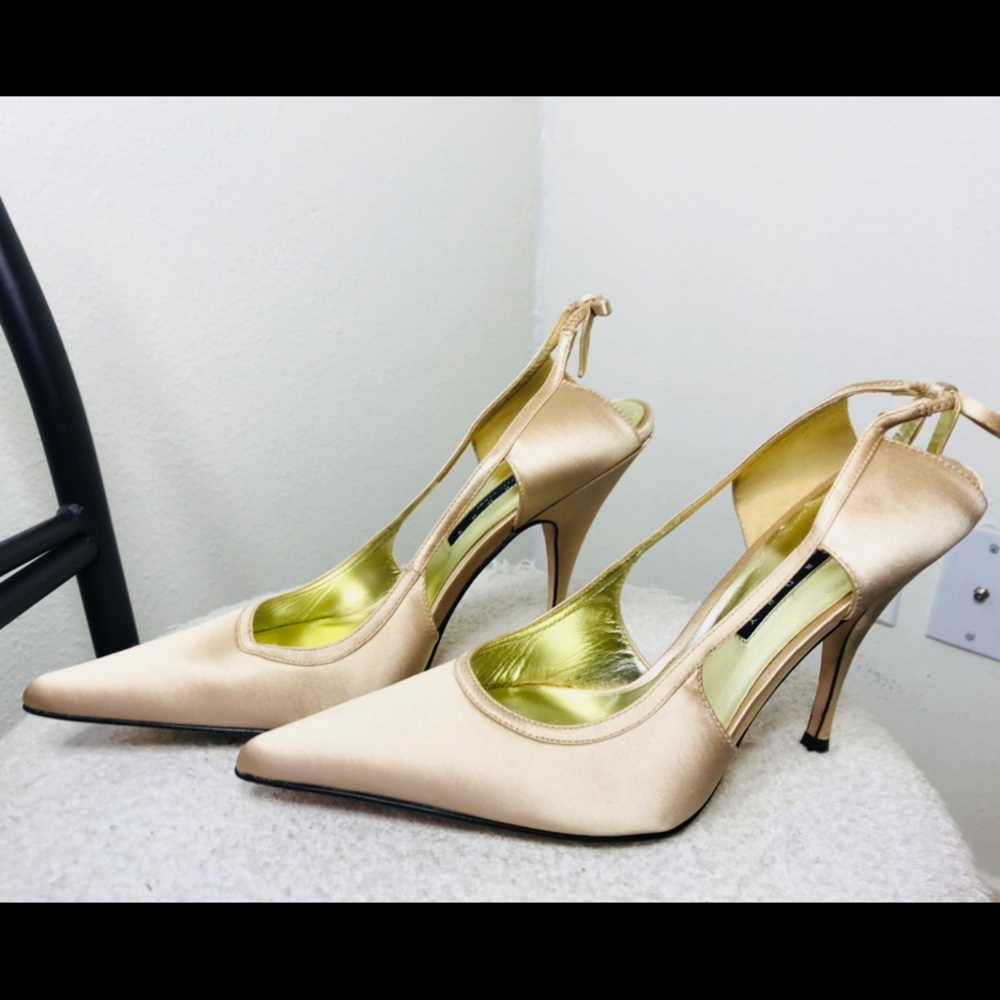 Laundry by Shelli Segal beautiful cream shoe